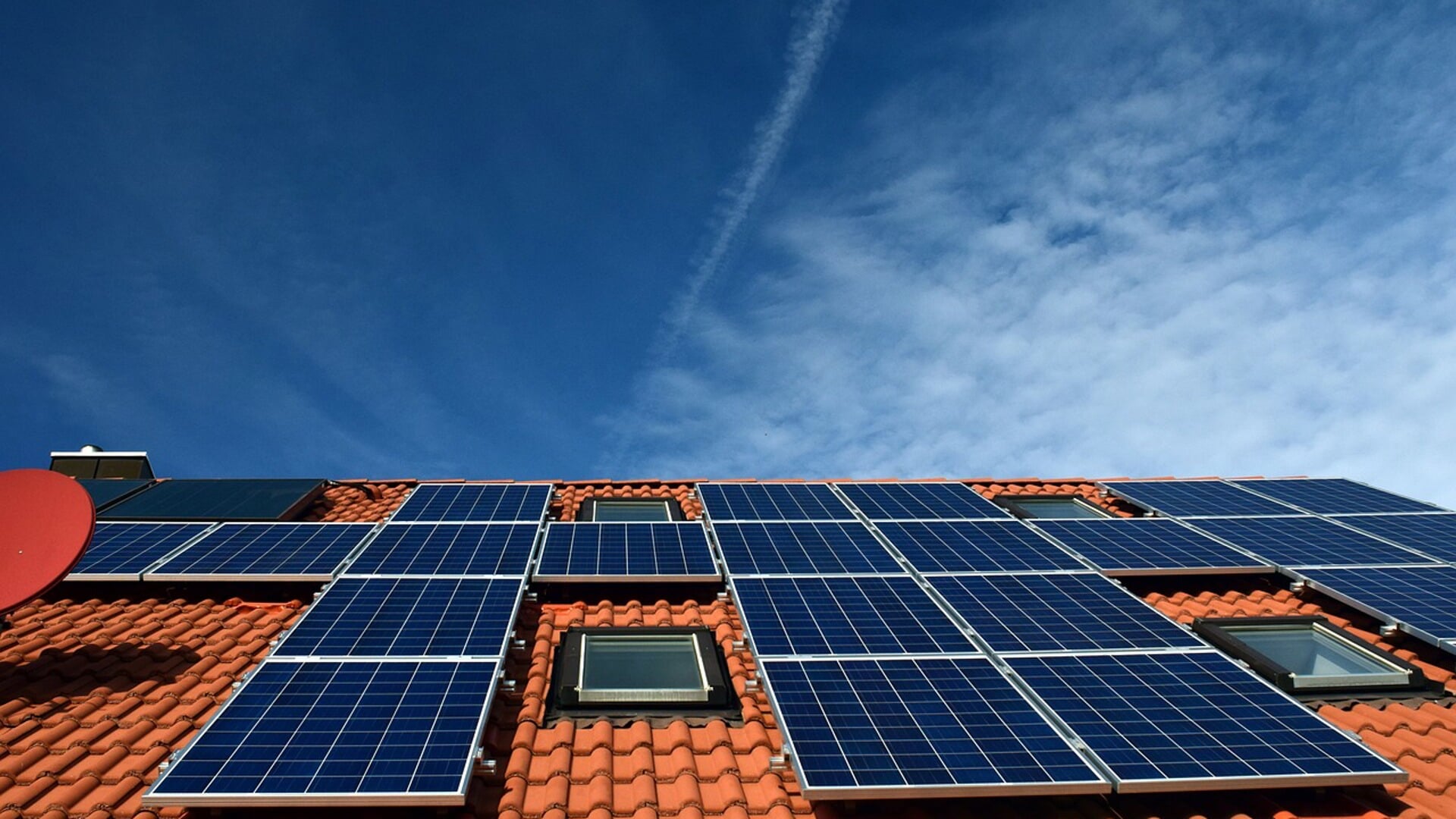 Steeds meer woningen in Noord-Holland worden voorzien van zonnepanelen.