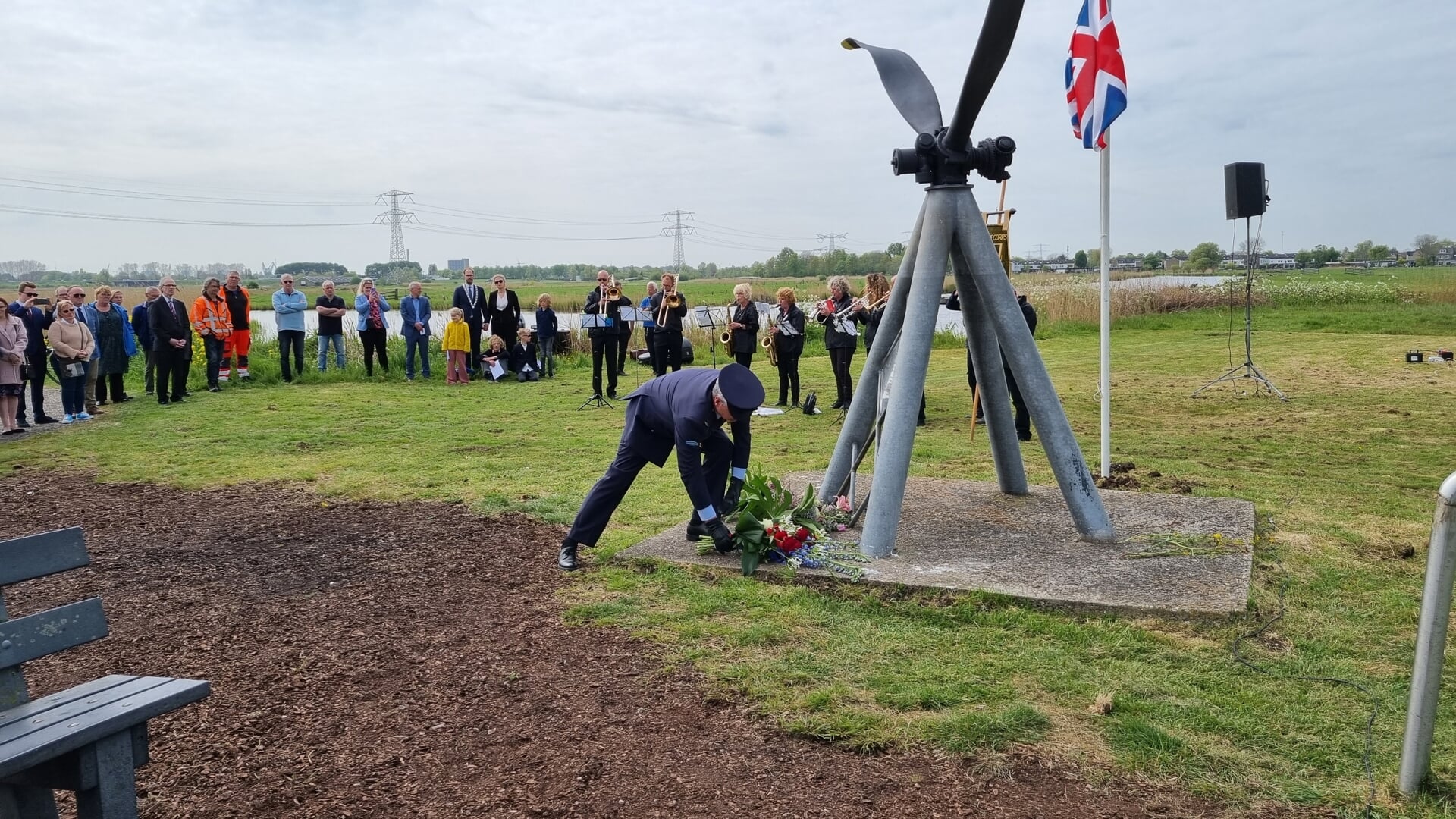 De traditionele kranslegging bij het monument in het Landsmeerderveld. Dit jaar is het 99th squadron van de Royal Air Force er weer bij aanwezig. 