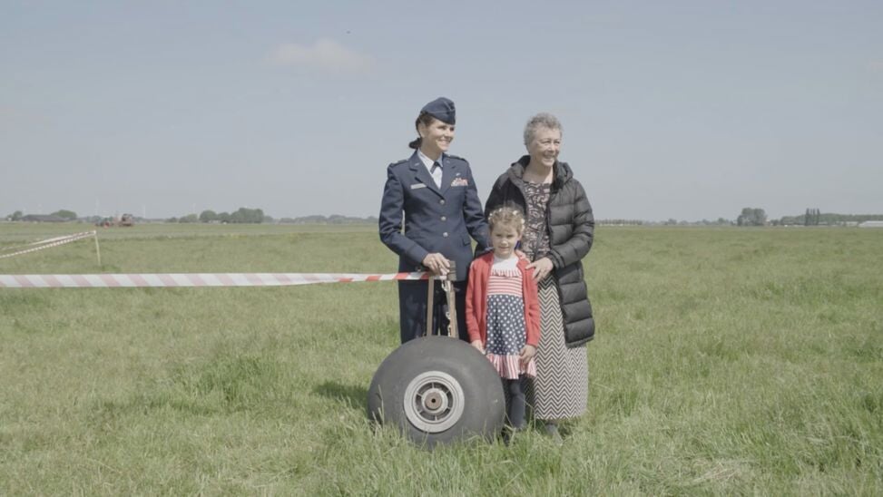 Drie generaties op de crashplek met het staartwiel: moeder en piloot Katrina Gagner, dochter en oma. 