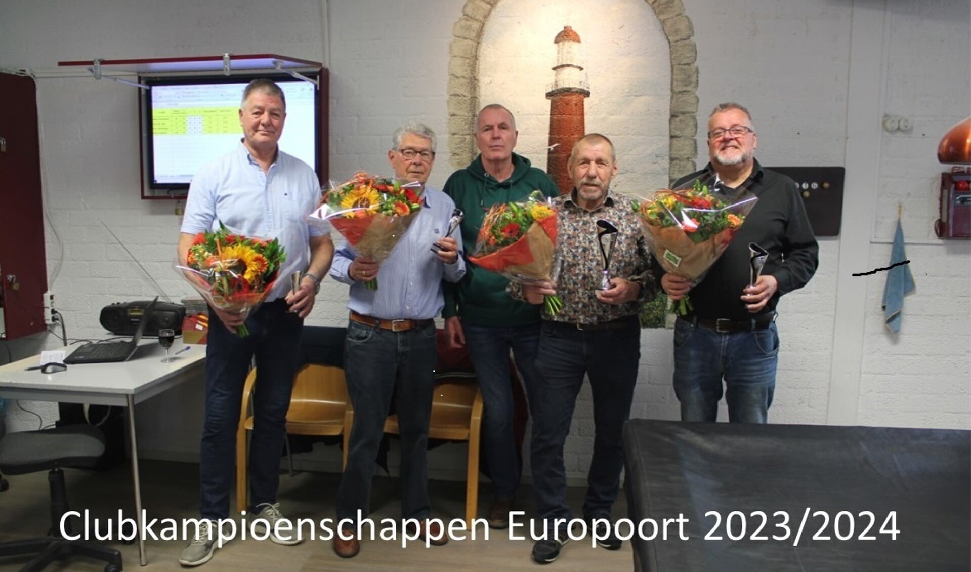 Van links naar rechts met de bloemen: Peter Grootendorst, Louis Vroonland, Hans den Otter en Hans Steenbergen. Mid-achter voorzitter Toon Willemsen.