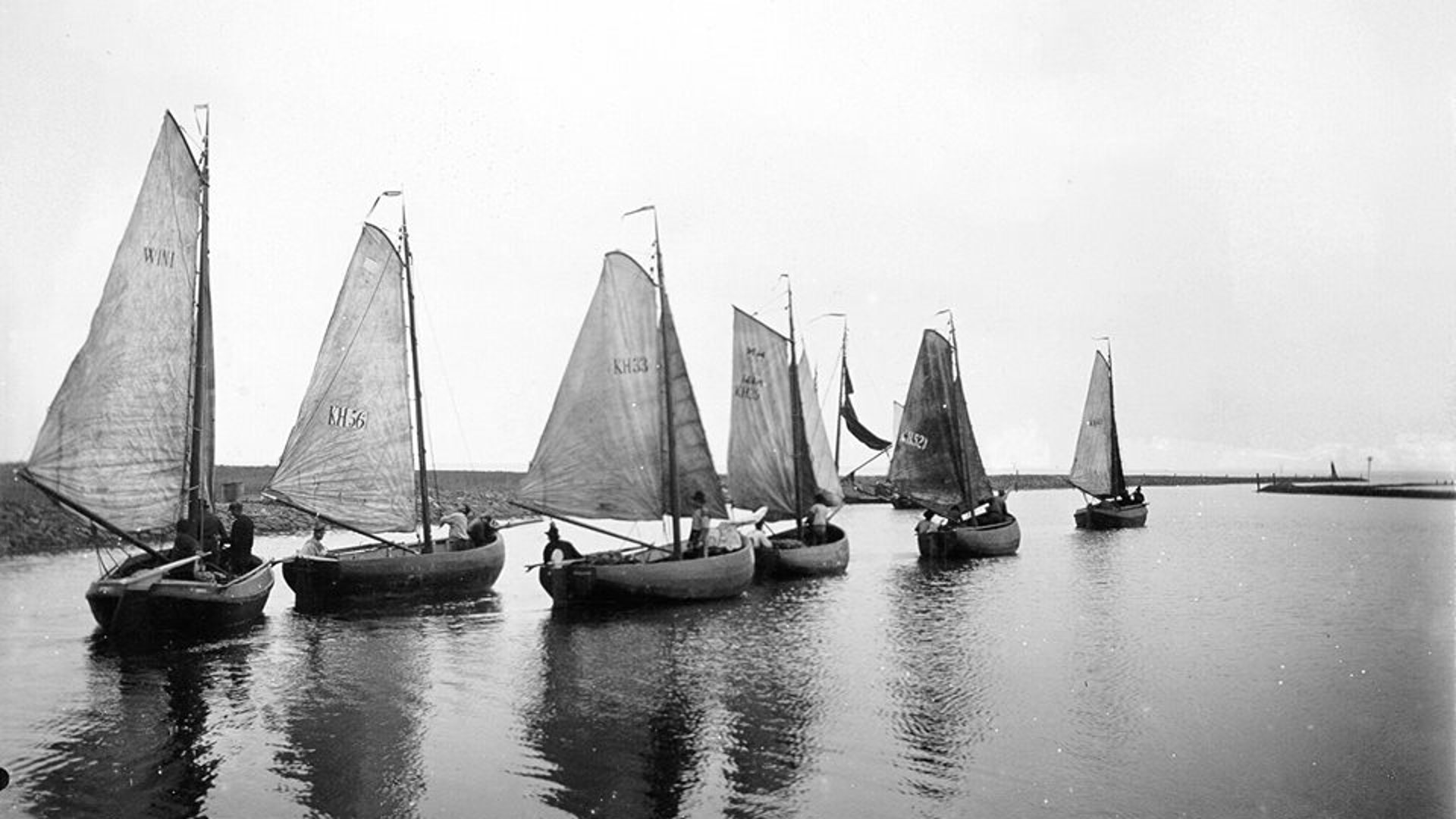 Visserschepen vertrekken vanuit Kolhorn naar de voormalige Zuiderzee.
