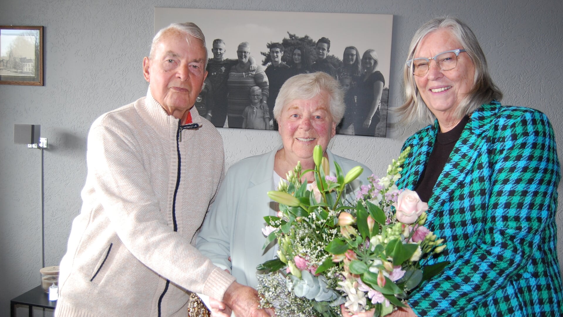 Echtpaar Tolenaar werd door Ineke Vos gefeliciteerd met hun 65 jarig huwelijk.