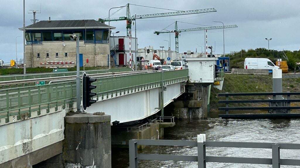 -Dodelijk-ongeluk-met-vrachtwagen-op-Afsluitdijk--weg-afgesloten
