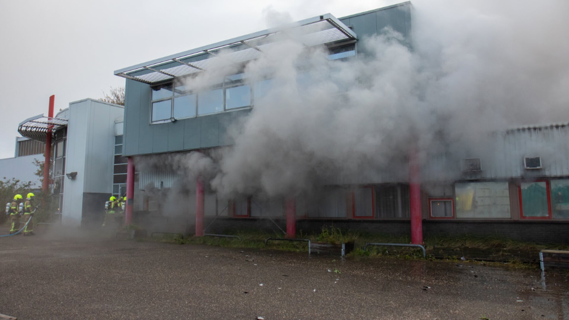 Veel rook kwam er vrij tijdens deze grote brand aan de Waterleiding in Vlaardingen