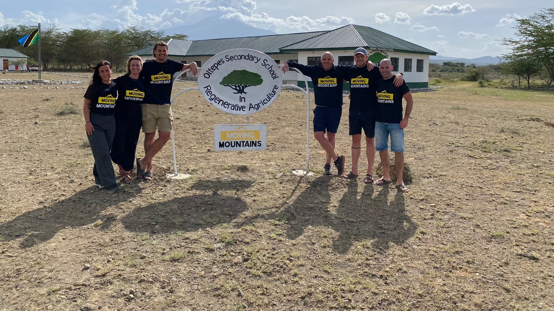 Het team van Moving Mountains voor de spiksplinternieuwe middelbare school in Ngababo, Tanzania.