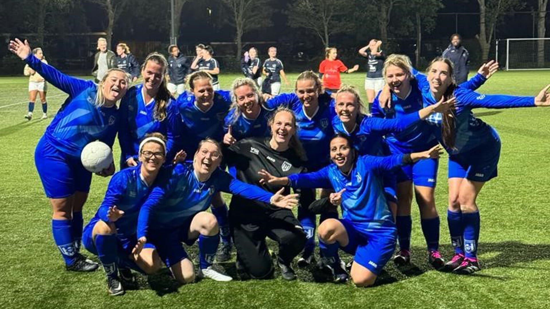 Het gloednieuwe damesteam van FC Velsenoord.