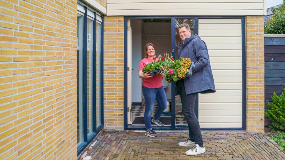 Jochem van de Berg bezorgt de bestelde geraniums bij Mandy in Oosterblokker.