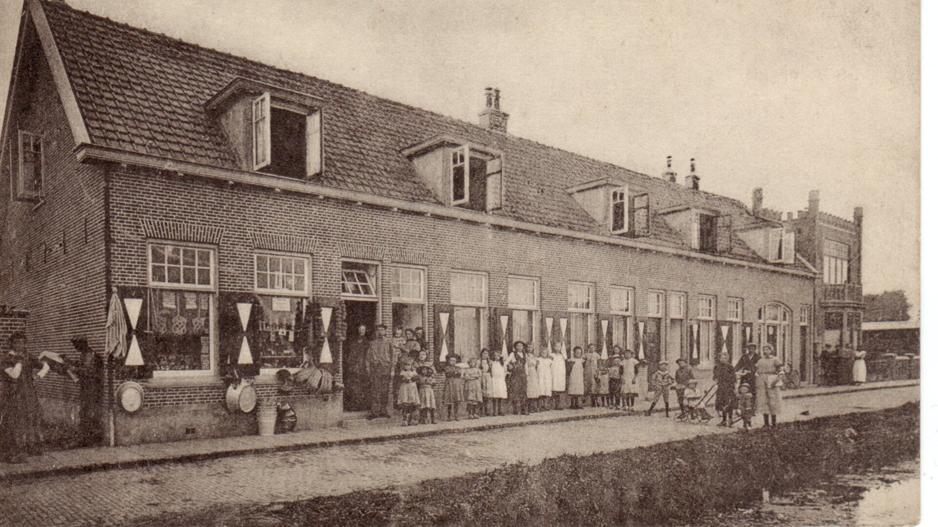 De bouw van de Oranjebuurt in De Lier startte 100 jaar geleden.