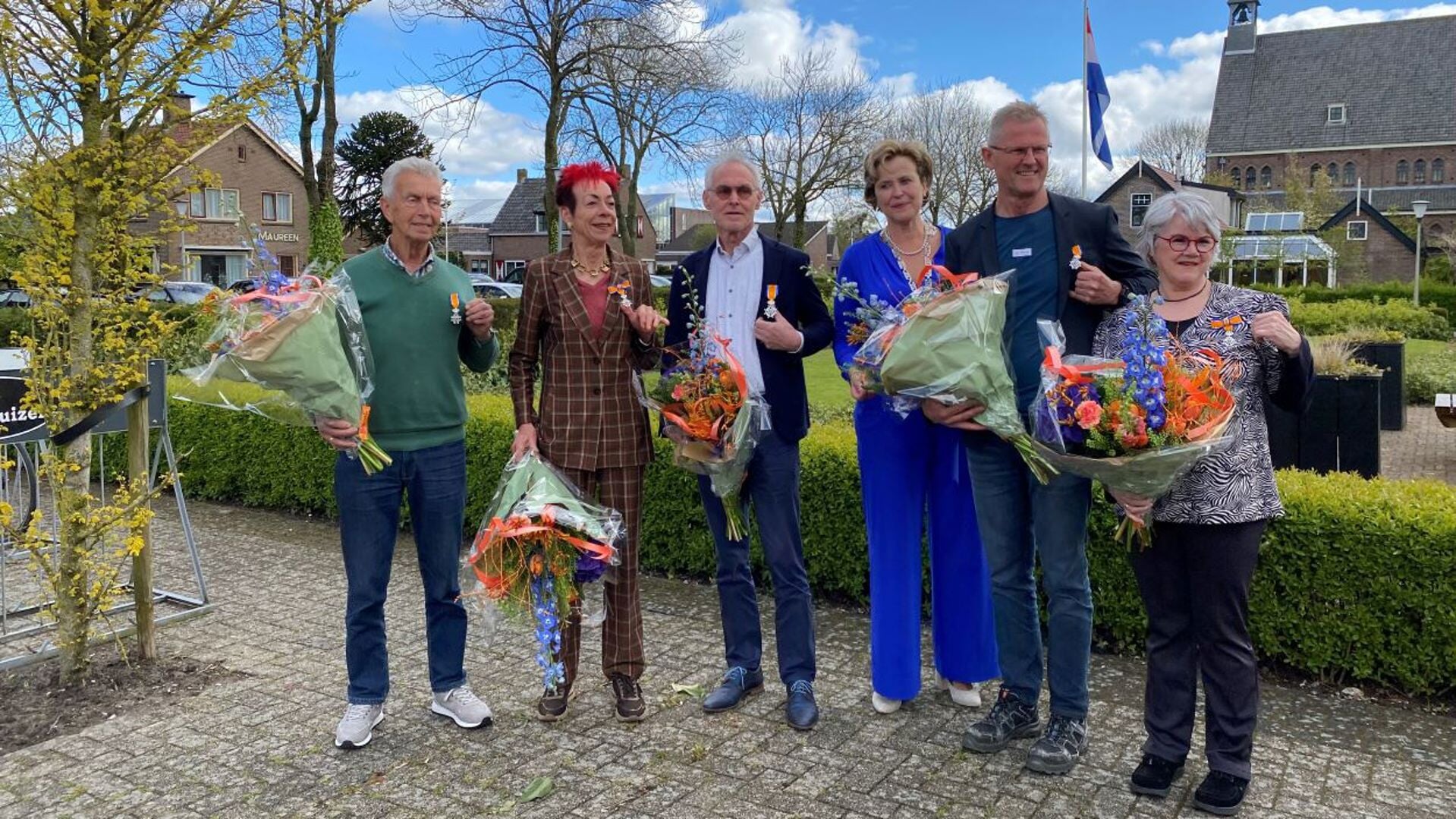 Erik Ten Winkel (derde v.l.n.r.) en vier mede-inwoners kregen van de burgemeester gemeente Schagen een lintje. 