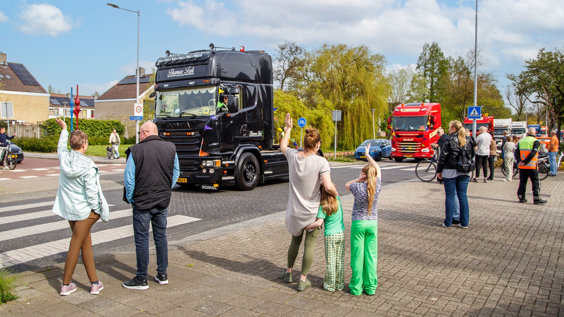 De Truckrun doet de Meeuwensingel aan, toegezwaaid door enthousiaste Rozenburgers. 
