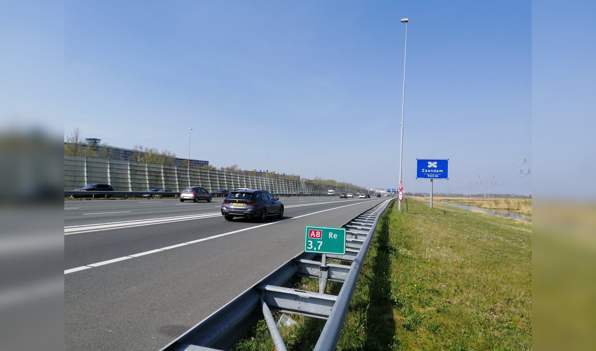 Het verkeer op de A8 zorgt in Oostzaan voor veel geluidshinder.