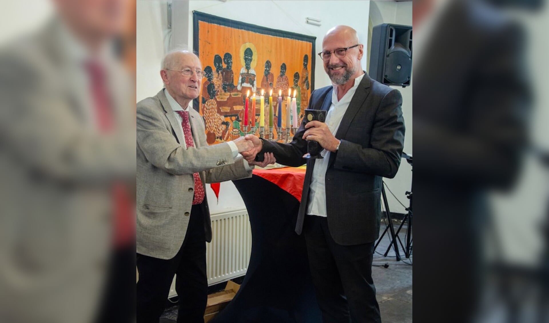 Jan Veldt reikt de Graalbokaal Award uit aan Willy Bombeek. 