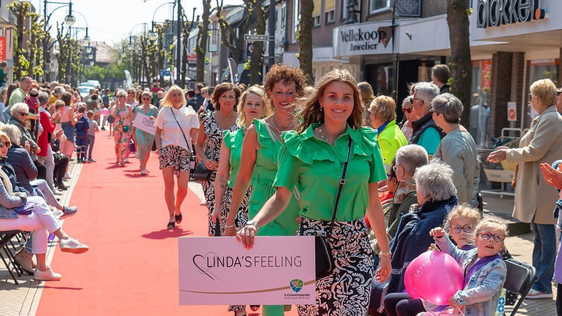 In de middag presenteren ondernemers de laatste trends op het gebied van mode voor het hele gezin op de rode loper in de Langestraat. 