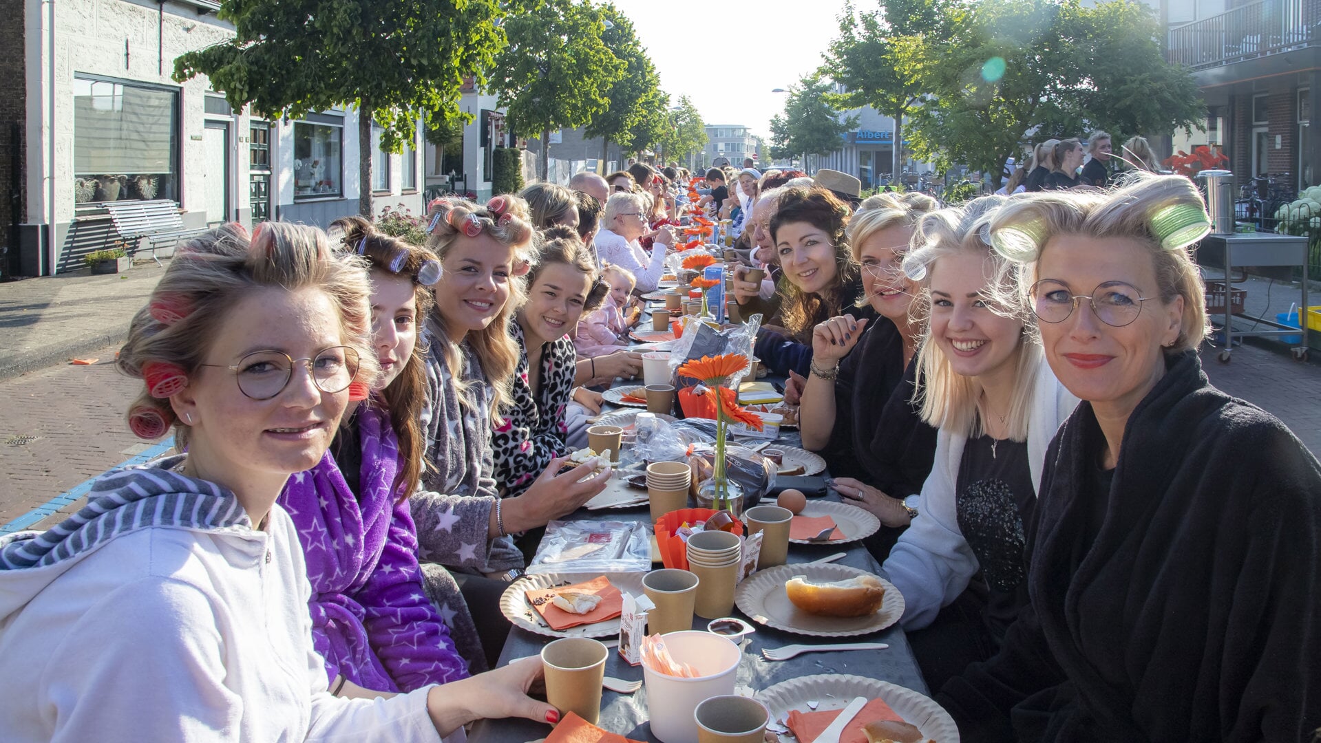 Op zaterdag wordt de Dijkstraat weer omgetoverd tot de gezelligste ontbijttafel van Nederland.