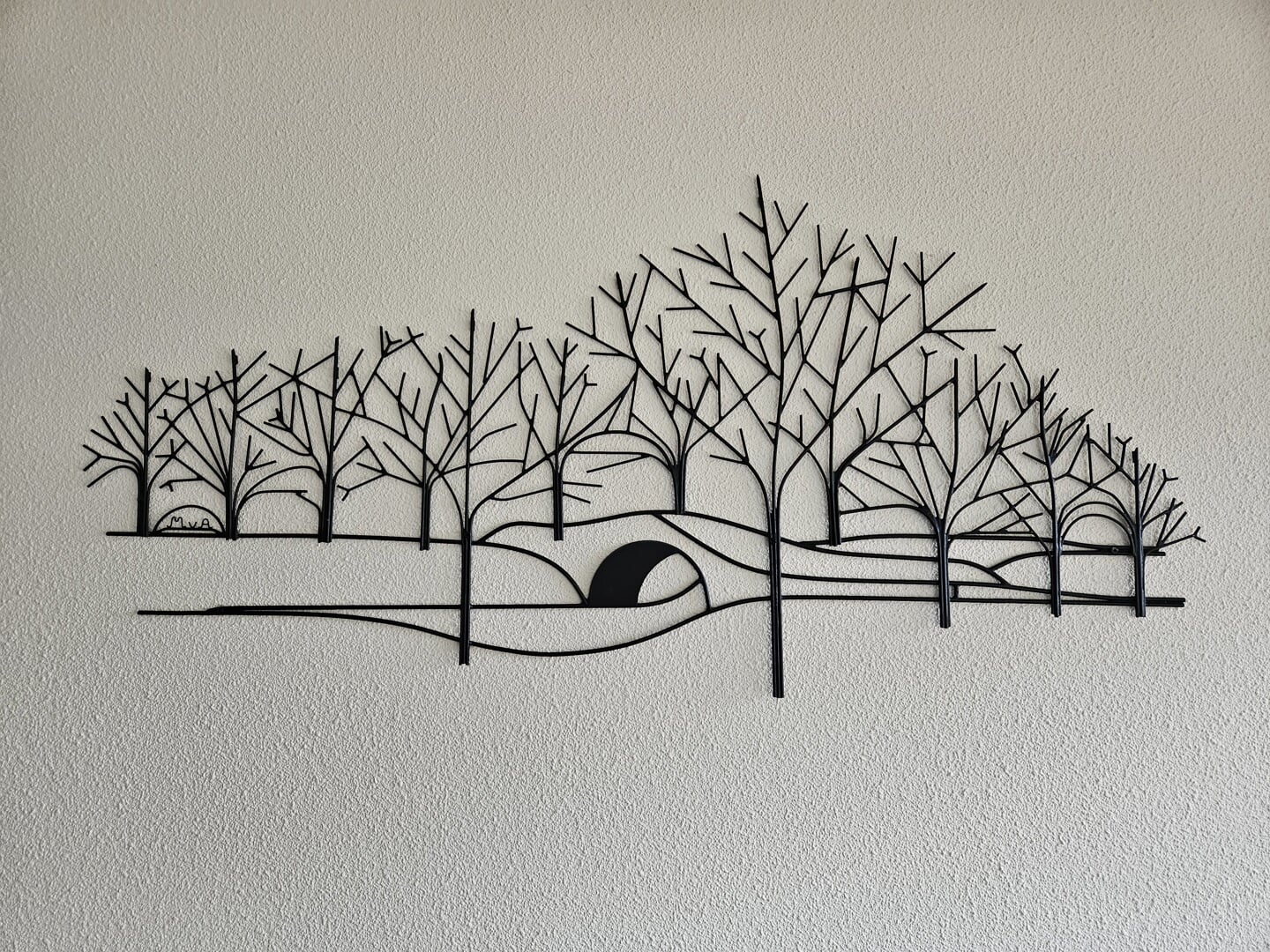  Smeedkunst aan de muur: een afbeelding van de polder, gemaakt door Maarten van Asselt.