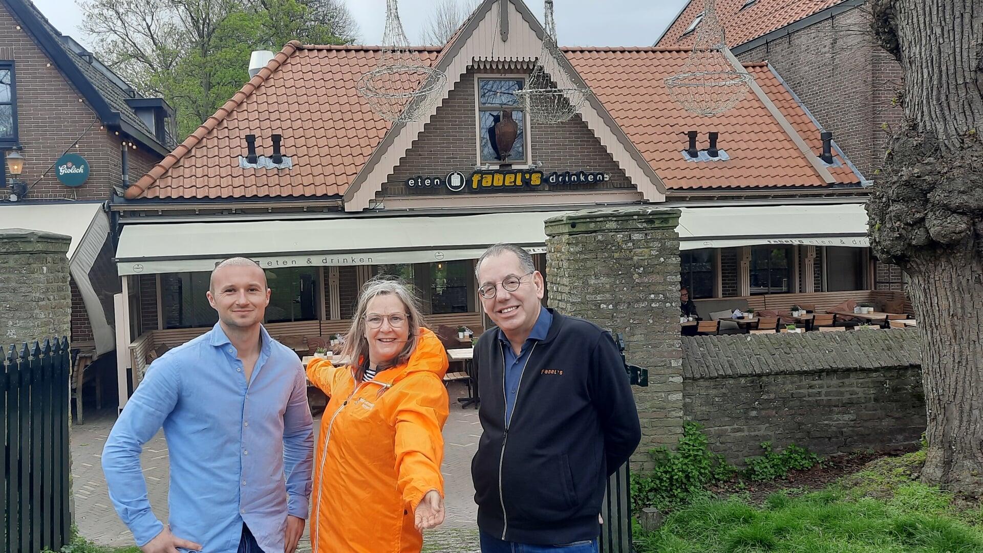 Van links naar rechts Fabian van der Putten (restaurant Loetje), Oranjevereniging-bestuurslid Gerrie Moot en André Rzepka (restaurant Fabels).