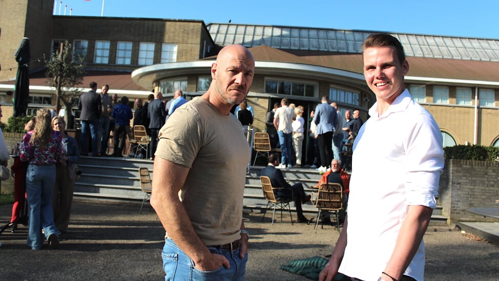 Commando Ray Klaassens kwam langs bij de VOA, hier met ondernemer Quinn Cordes (23) uit Noorden.