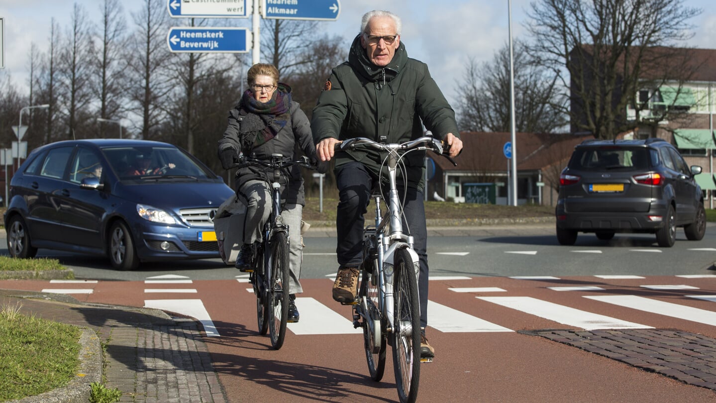 Oudere fietser in Noord-Holland.
