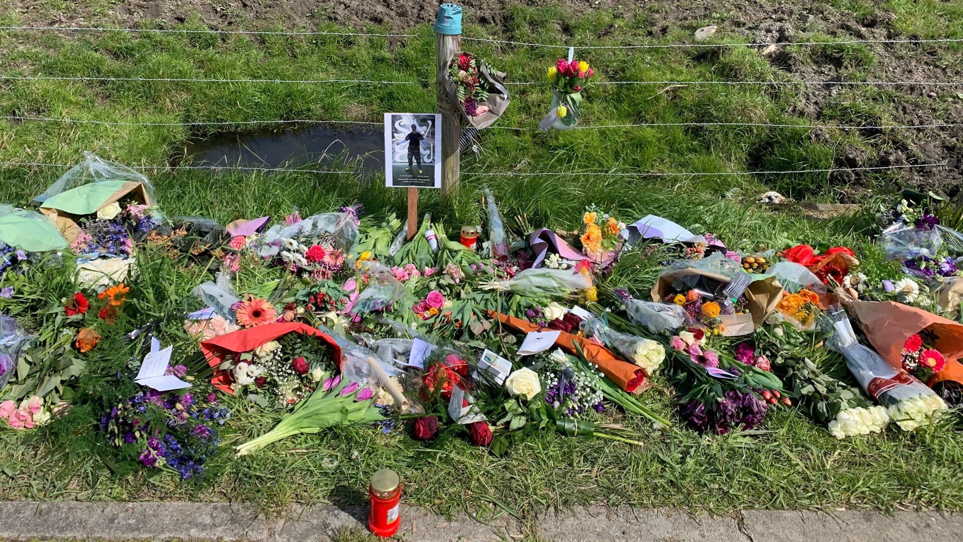 Nabestaanden hebben bloemen gelegd bij de plek van het ongeluk.