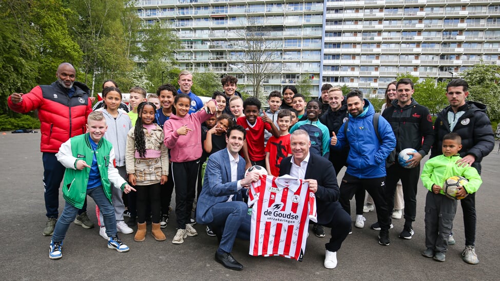 De Betrokken Spartaan op plein in Vlaardingen.