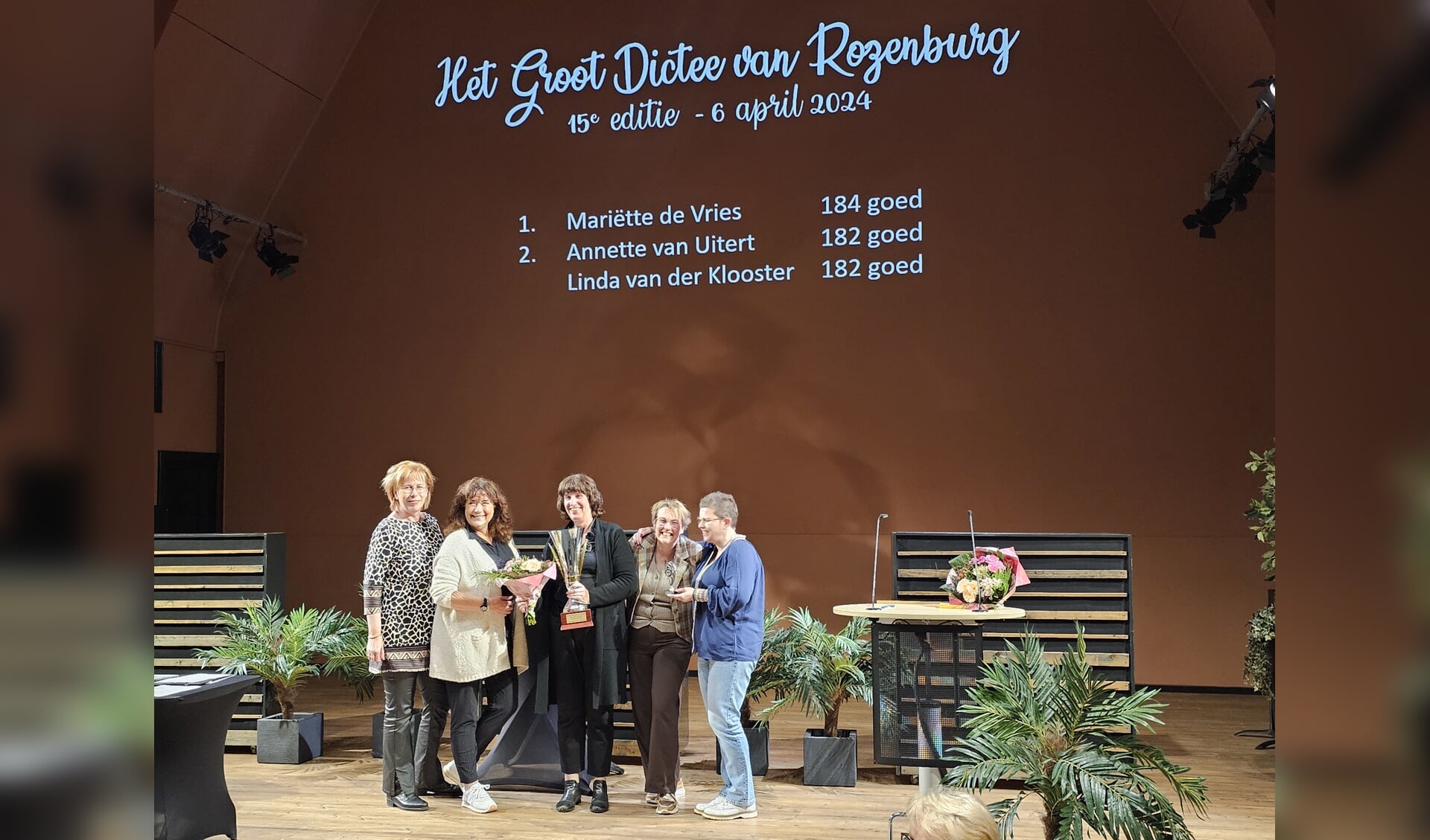 De winnaars, de auteur en de presentator: Marina Nattekaas, Suzanne Mulder, Mariëtte de Vries, Linda van den Klooster en Annette van Uitert.