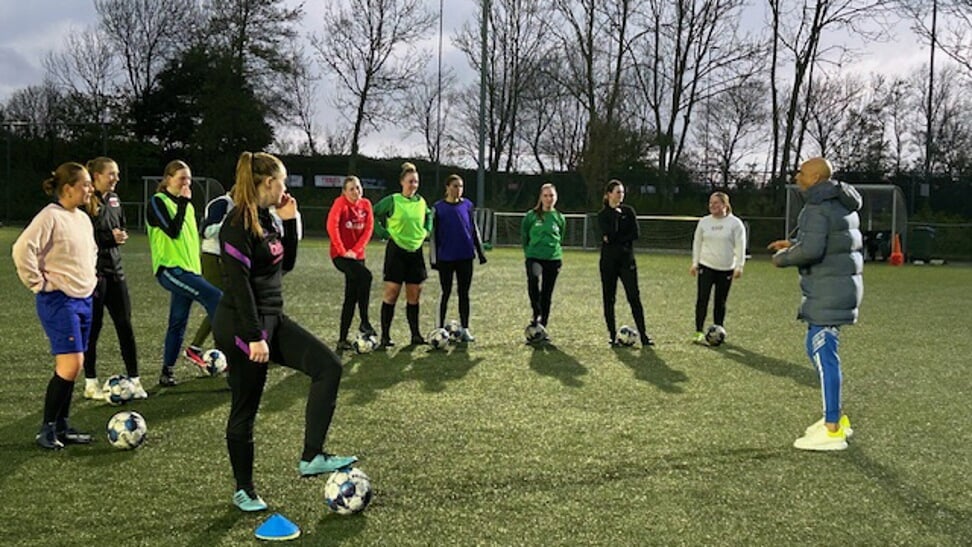 Glenn Helder traint de dames van FC Uitgeest.