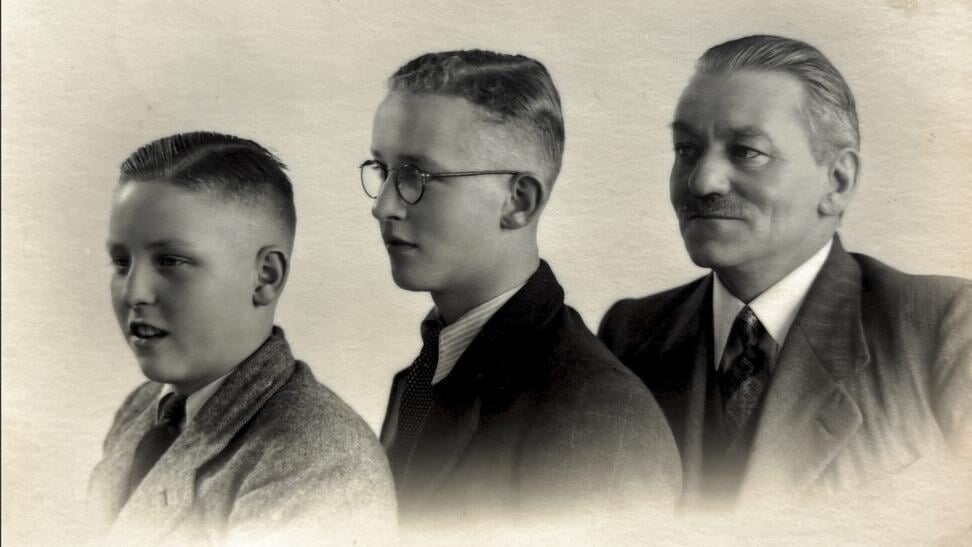 Bakker Gerrit Bruin (rechs), zoon Gerrit (midden) en en links zoon Jaap, die op 17-jarige leeftijd de moeder van Wolf en haar man, per roeiboot in de nacht, naar het eilandje van Heinis bracht.