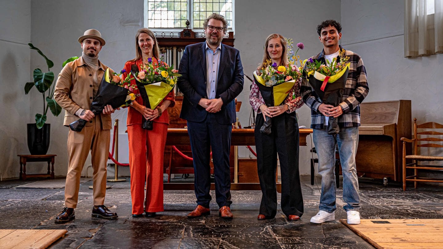 Vlnr. winnaars Denden Karadeniz, Amber Veel, juryvoorzitter Maarten Poorter (burgemeester van Dijk en Waard), Femke Brockhus en Rami Kooti Arab.