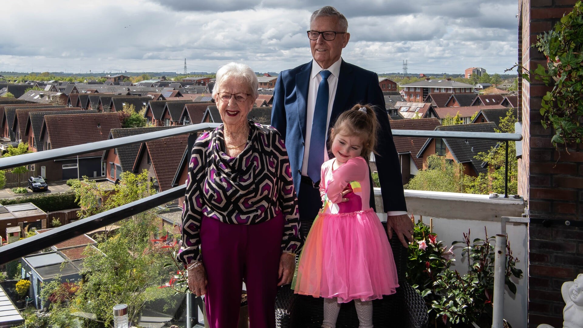 Tiny en Klaas Molenaar met Liz, een van hun achterkleinkinderen.