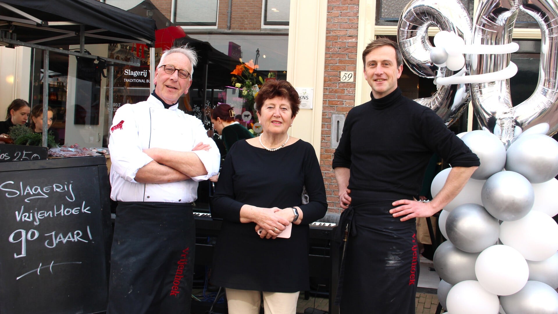 Vader Dick, moeder Gerda en zoon Job vieren het 90-jarig jubileum van het familiebedrijf Slagerij Vrijenhoek.