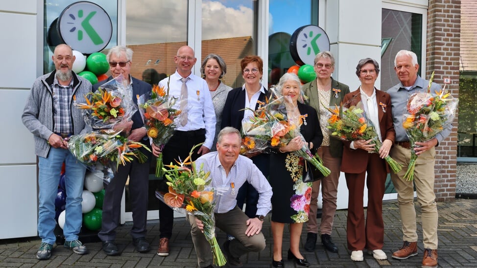 De heer Duipmans, de heer Heusinkveld, de heer Smit, burgemeester Bonsen, mevrouw Imming, me-vrouw Meyer, mevrouw Leek, mevrouw en de heer Klaij en vooraan de heer Schoutsen. 