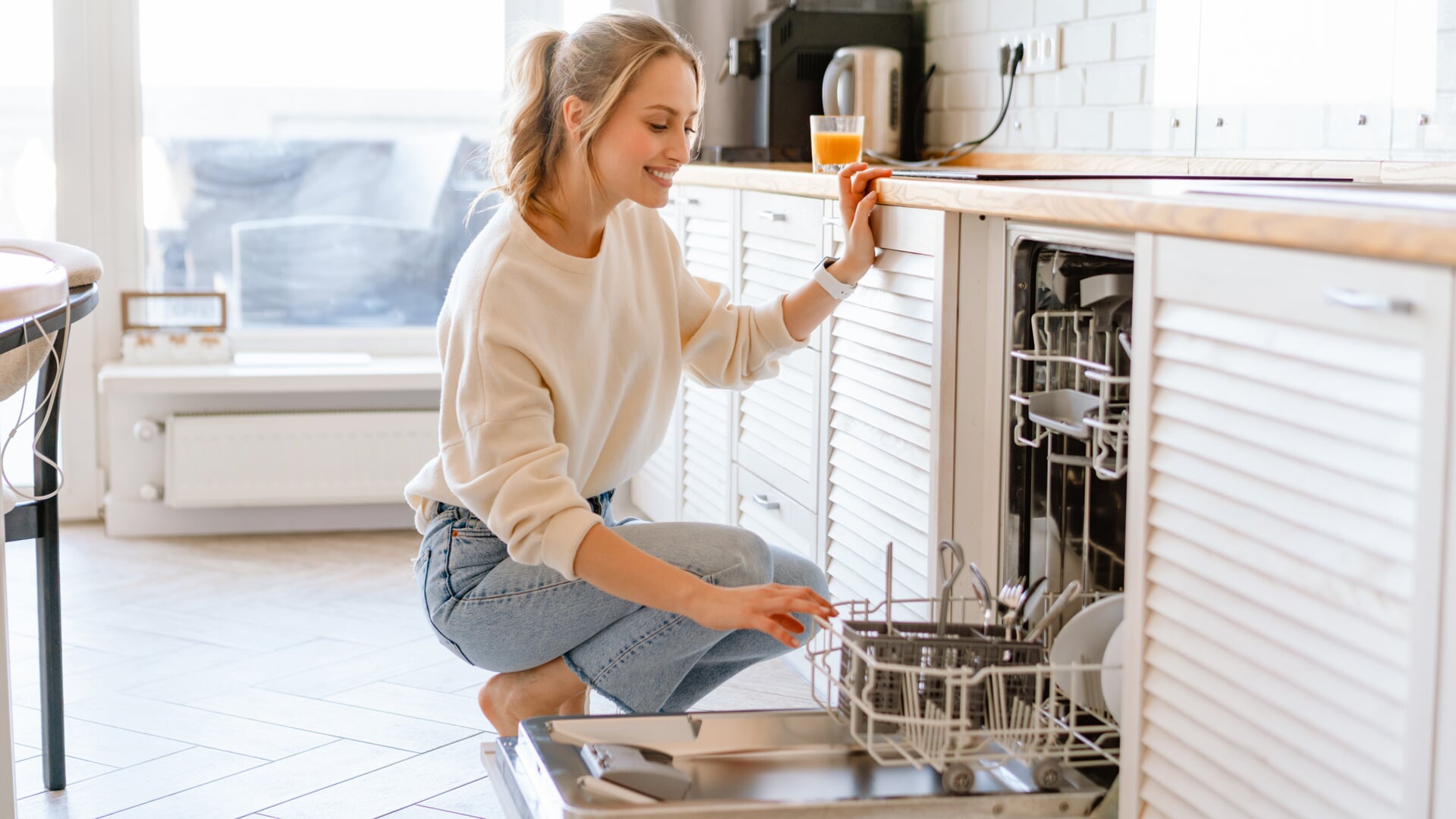 Om de vaat goed schoon te krijgen, moet je regelmatig de afwasmachine schoonmaken.