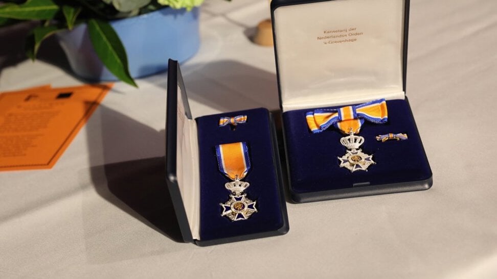 Dertien inwoners van de gemeente Den Helder hebben vrijdag 26 april een Koninklijke onderscheiding ontvangen.