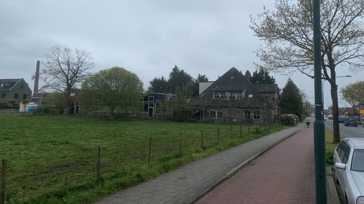 De stolpboerderij en voormalige wasserij. Links de monumentale Melco-schoorsteen.