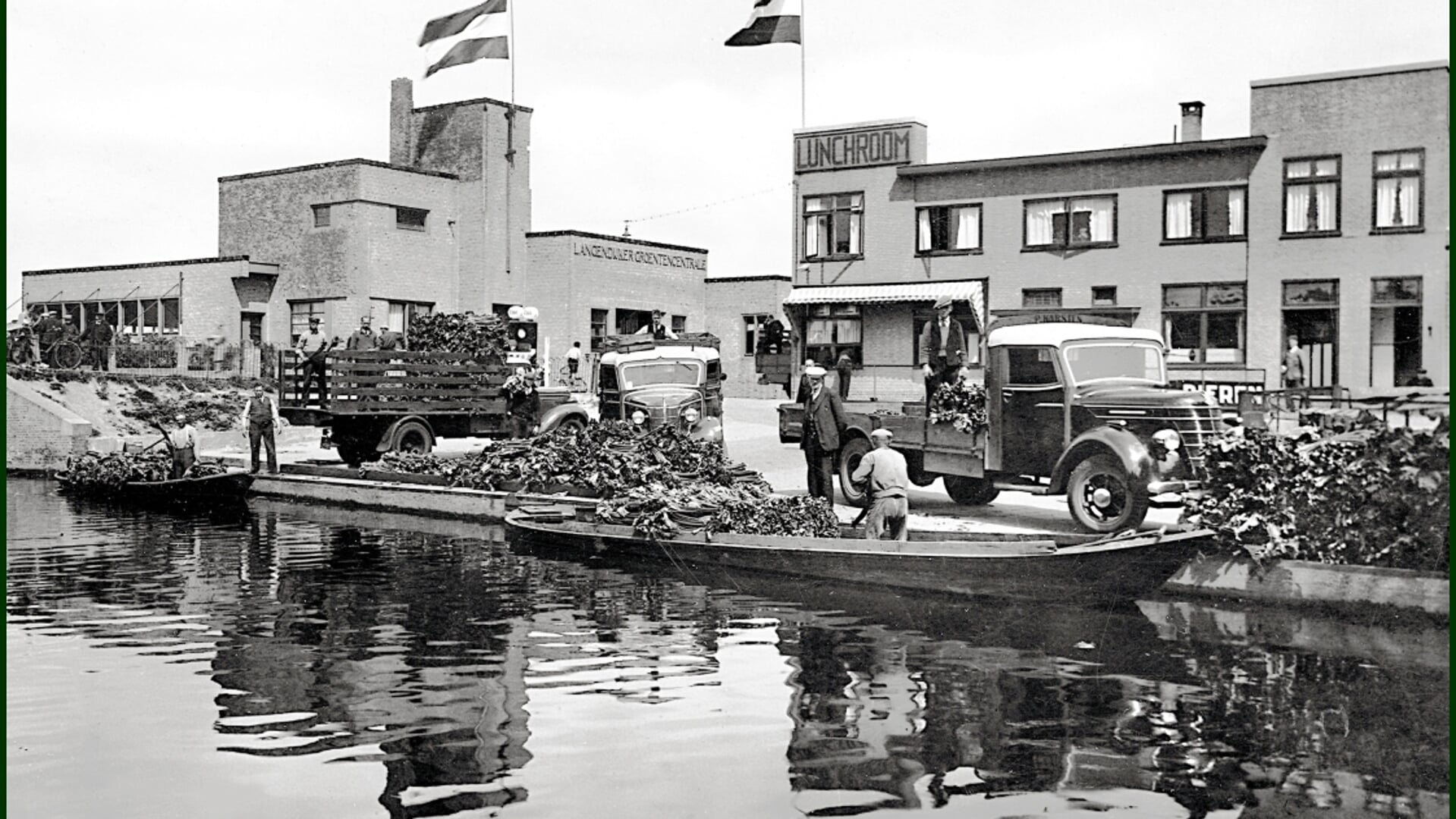 Overladen van groente bij het bakkershuis in Broek op Langedijk