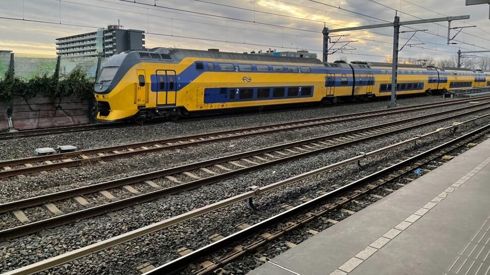 De Nederlandse Spoorwegen nemen het voortouw door alle treinen zaterdagavond drie minuten lang stil te zetten.