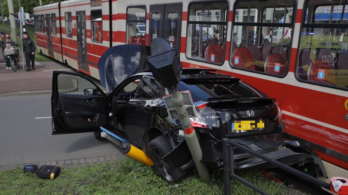 Twee gewonden na flinke aanrijding tussen tram en auto Hobbemaplein