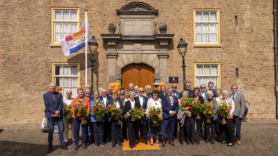 De gedecoreerden van 2024 (met hun partners) en burgemeester Gregor Rensen. 