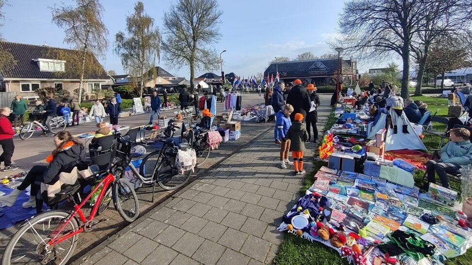 Kom en ontdek een schat aan verborgen pareltjes op de vrijmarkt. Deze foto is afgelopen jaar gemaakt tijdens Koningsdag in Avenhorn/ De Goorn.