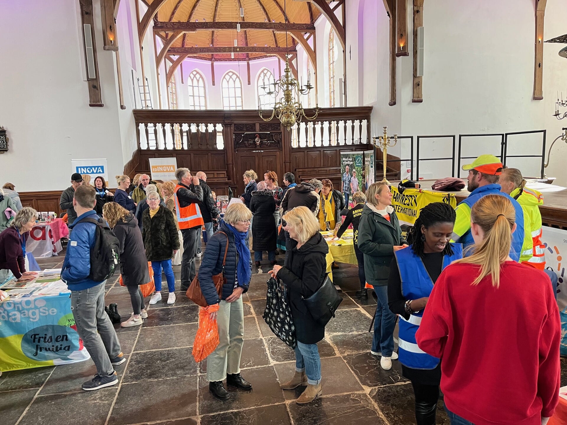 Ruim 250 bezoekers kwamen zaterdag 20 april naar de Vrijwilligersmarkt Hoorn van Vrijwilligerspunt Westfriesland in de Noorderkerk in Hoorn. 