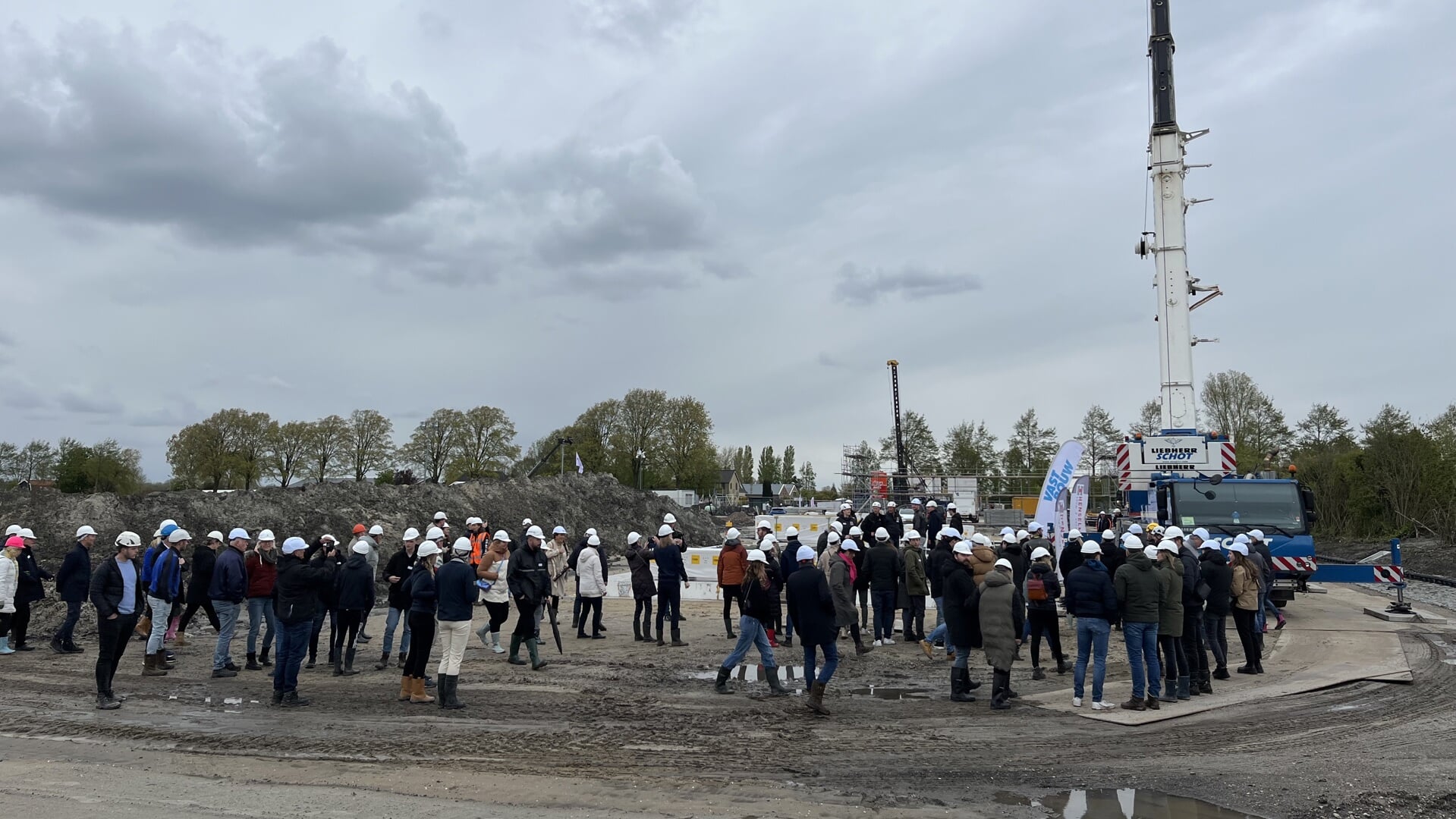 De start van de bouw van nieuwbouwproject Pioenhof Hensbroek is met de toekomstige bewoners gevierd. 