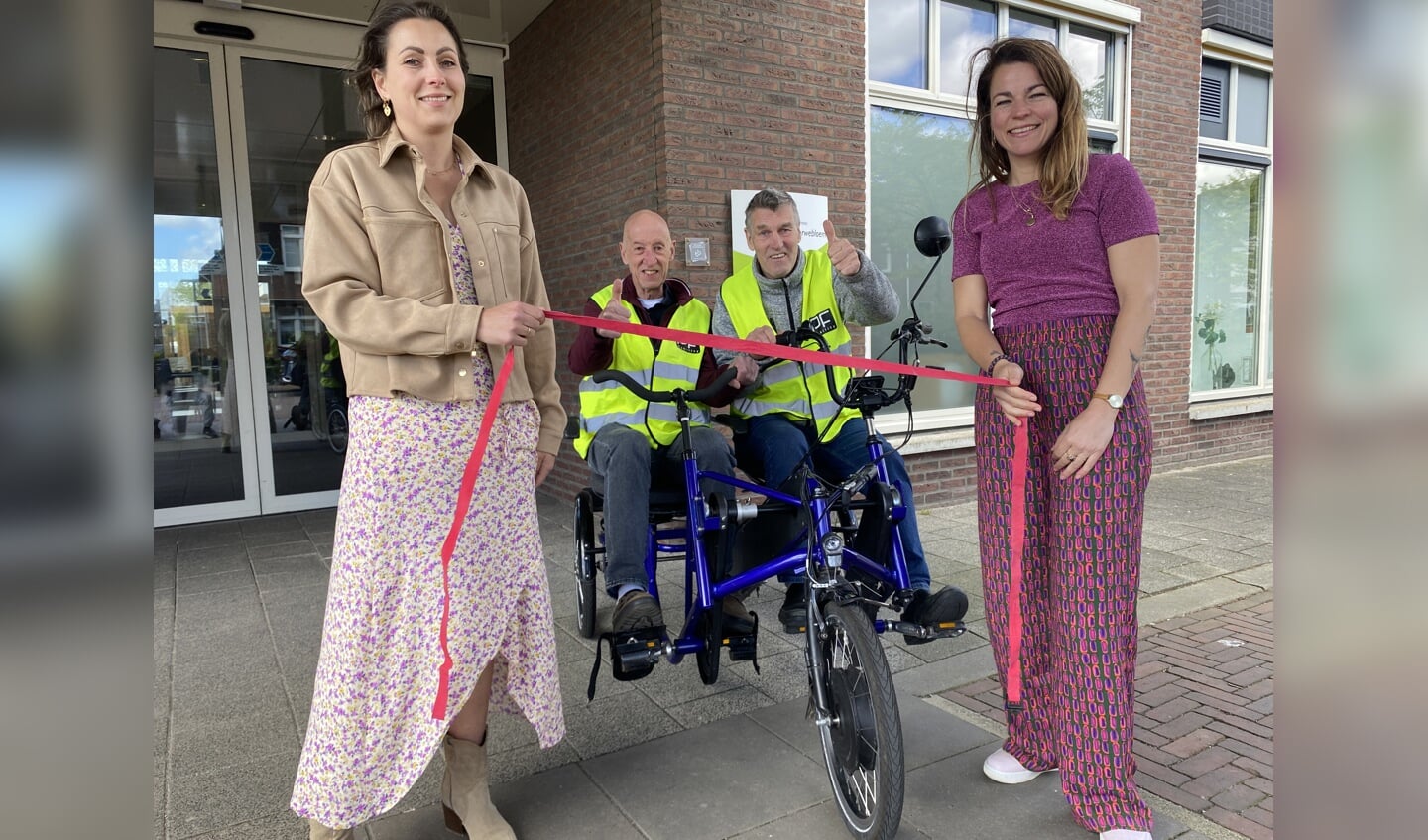 Sjaaks dochters Michelle (rechts) en Stefanie geven het startschot voor het project. Naast Lex zit Aad van Ruyven uit Poeldijk.