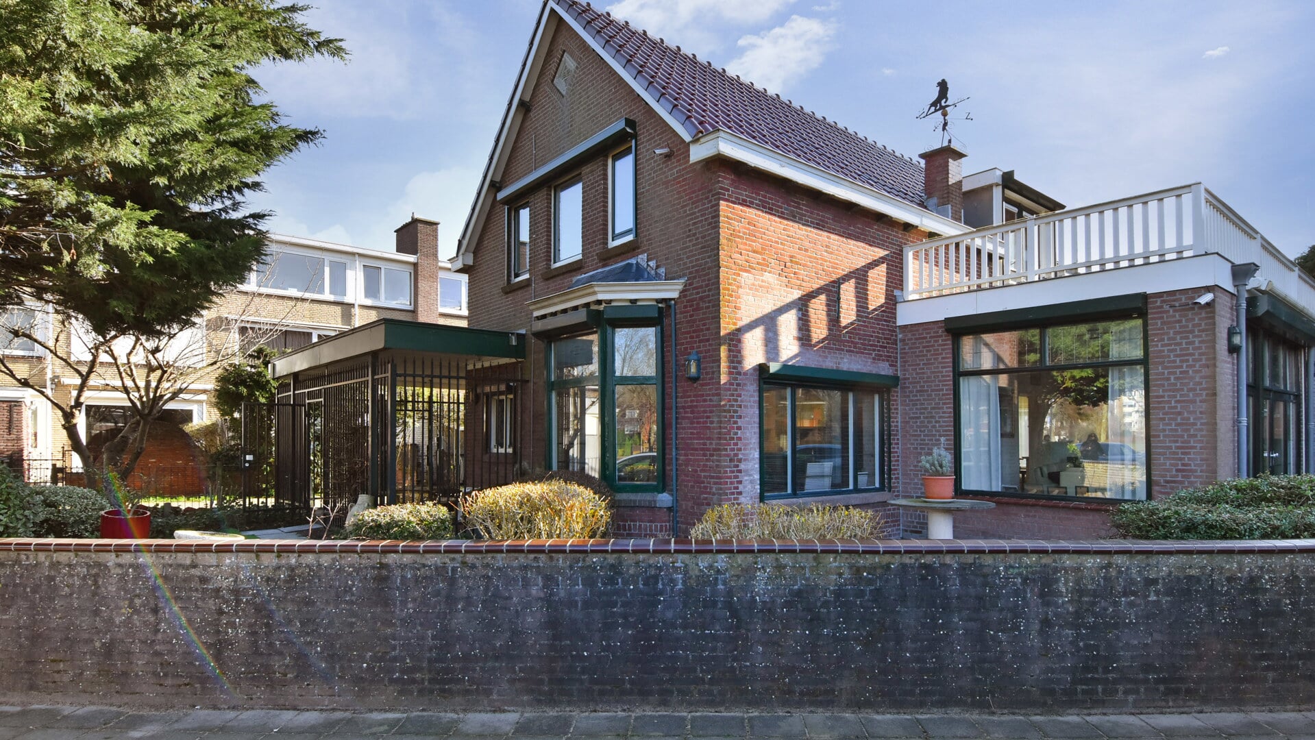 Ontdek de charme van vrijstaand wonen aan de vliet met deze bijzondere woning aan de Delftweg 1.