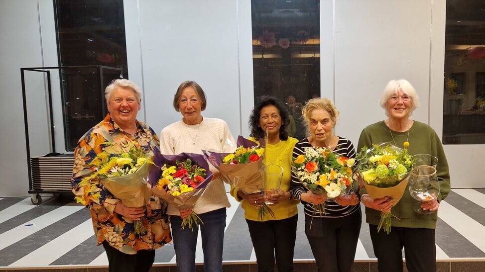 Op de foto van links naar rechts: Ina Tromp-Onrust, Trees Molema, Sylvia Beutick, Nel Offenberg en Gerda Ott-de Dood. (Jans Bosschieter was helaas niet aanwezig )         
