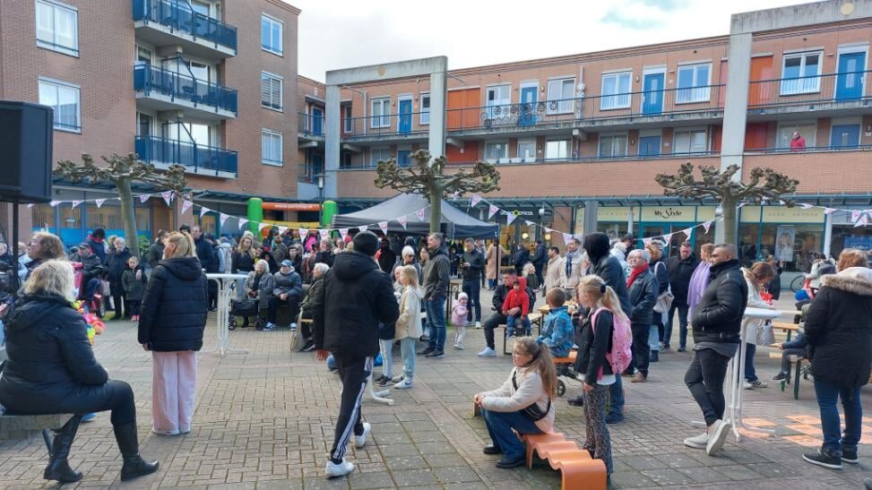 Publiek verzamelt zich rond een optreden tijdens Buurtfestival Hoorn. 