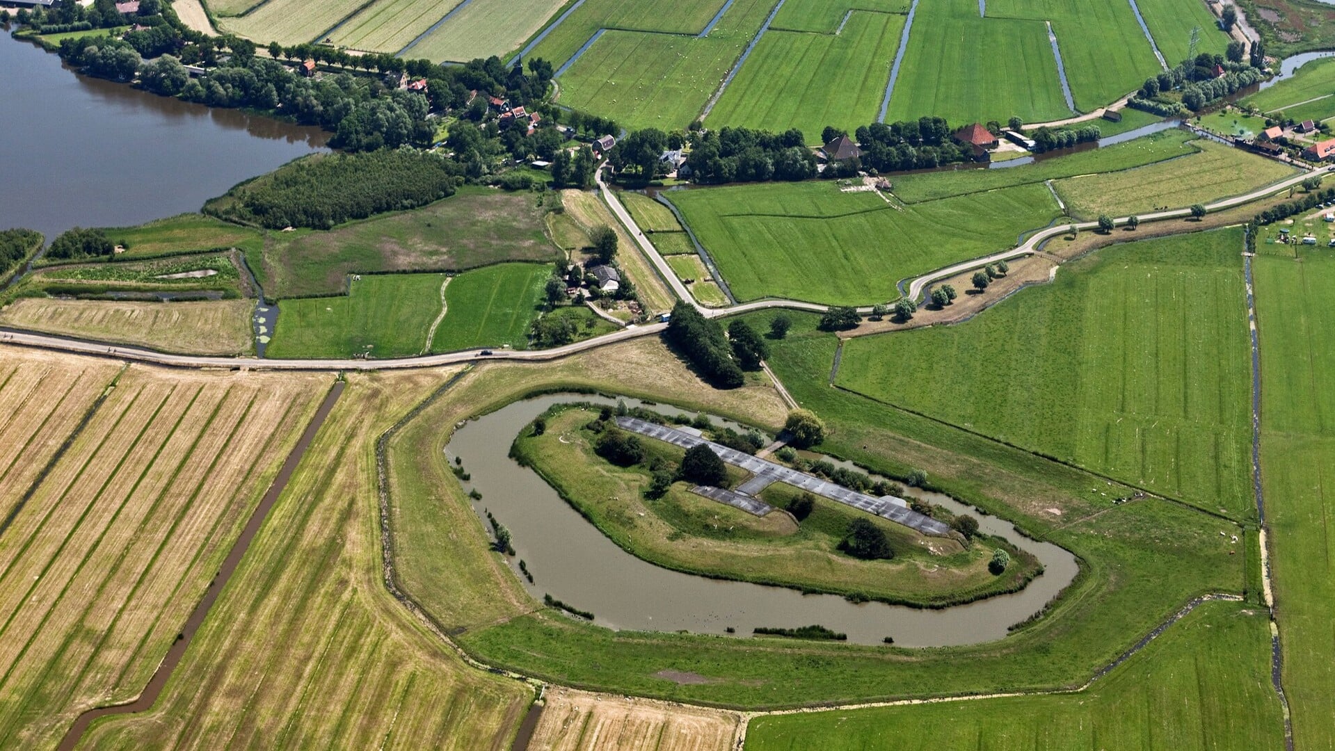  Gidsen van Landschap Noord-Holland geven zaterdag 20 april een extra rondleiding door het Fort bij Krommeniedijk. 