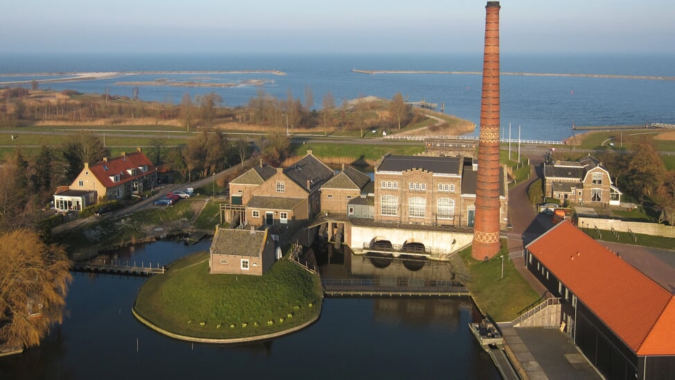 Meimaand onder stoom in Stoommachinemuseum.