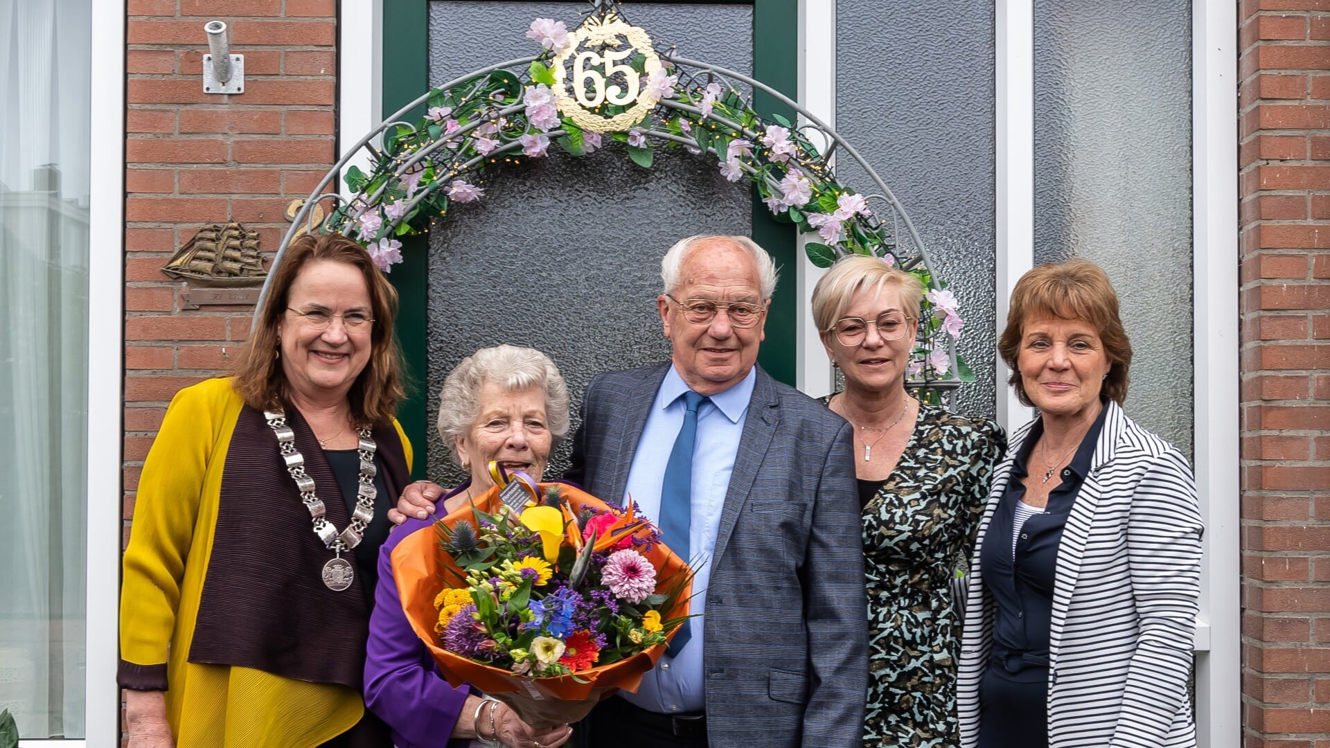 Klaas en Lies als stralend middelpunt. Met links burgemeester Ellen van Selm en de twee dochters. Tweede van rechts Lydia 3 en rechts Ineke. 