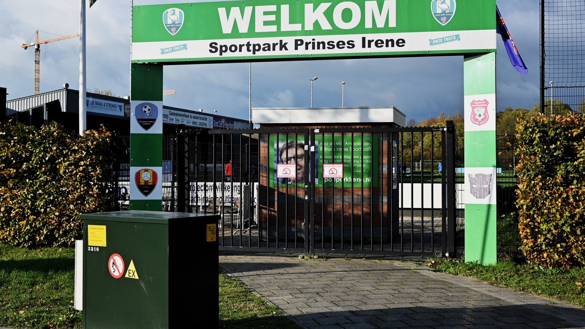 Het vrouwenteam van ADO blijft nog wel in het Rijswijkse Sportpark trainen.