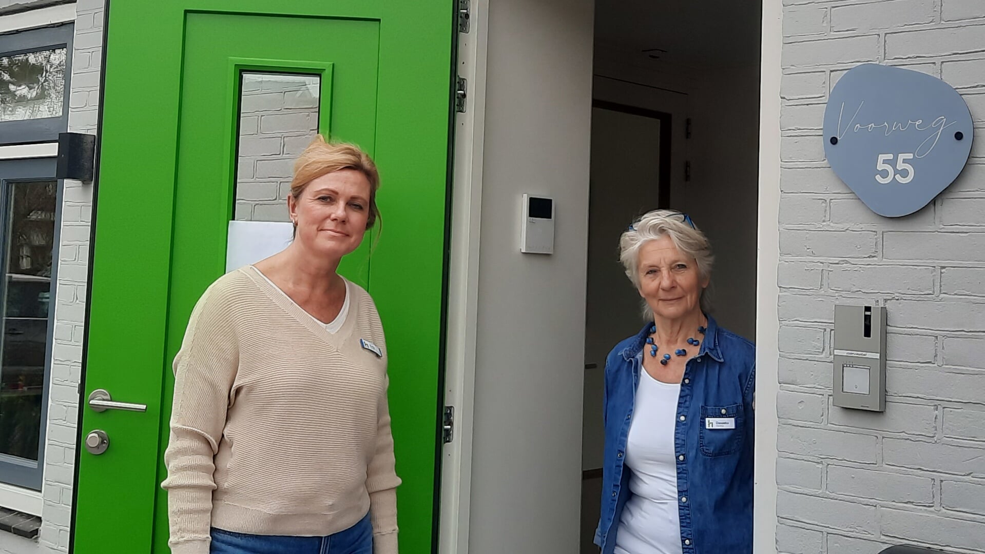 Tanja Schipper, links en Dieuwke Ram laten de vernieuwde Bregthoeve zien, 20 juni ’s avonds houdt het hospice open huis.